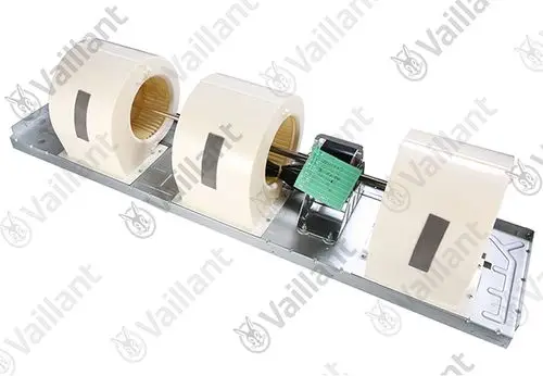 Tangentialventilator von Vaillant, montiert auf einem Metallträger, mit zwei großen, runden Gehäusen und einer grünen Platine in der Mitte.